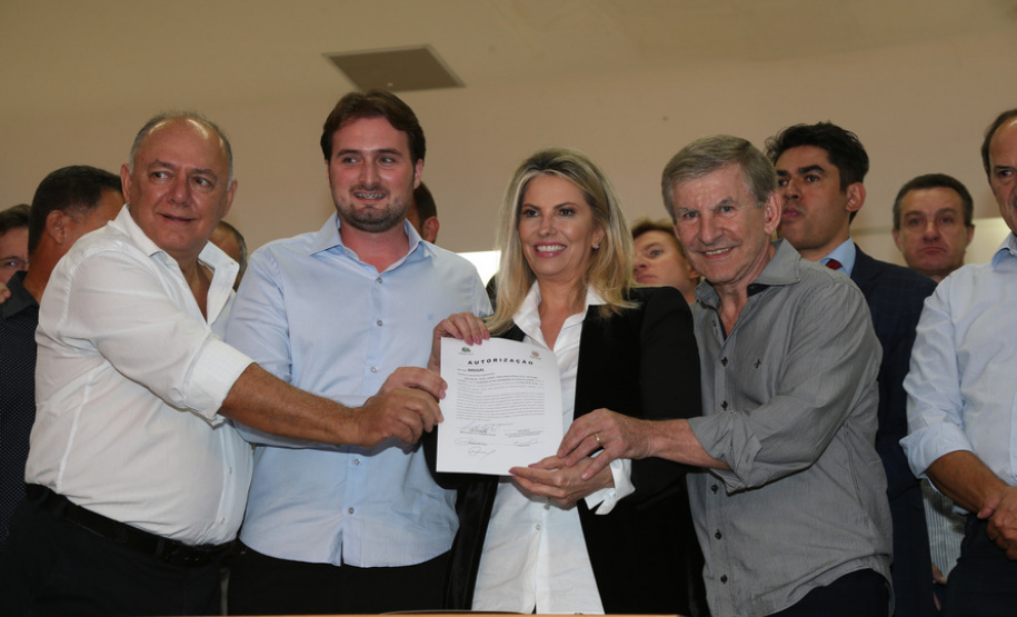 A governadora Cida Borghetti confirmou nesta quinta-feira (03), em Cascavel, recursos para investimentos em 16 municípios da região Oeste do Estado. O montante soma R$ 5,95 milhões. No mesmo evento, ela anunciou a instalação de mais uma Unidade Paraná Seguro (UPS) no município e reconduziu Júlio Reis ao cargo de Secretário da Segurança Pública.Cascavel, 03/05/2018.Foto: Orlando Kissner/ANPr