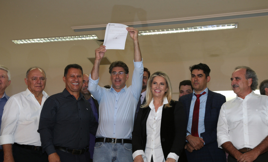 A governadora Cida Borghetti confirmou nesta quinta-feira (03), em Cascavel, recursos para investimentos em 16 municípios da região Oeste do Estado. O montante soma R$ 5,95 milhões. No mesmo evento, ela anunciou a instalação de mais uma Unidade Paraná Seguro (UPS) no município e reconduziu Júlio Reis ao cargo de Secretário da Segurança Pública.Cascavel, 03/05/2018.Foto: Orlando Kissner/ANPr