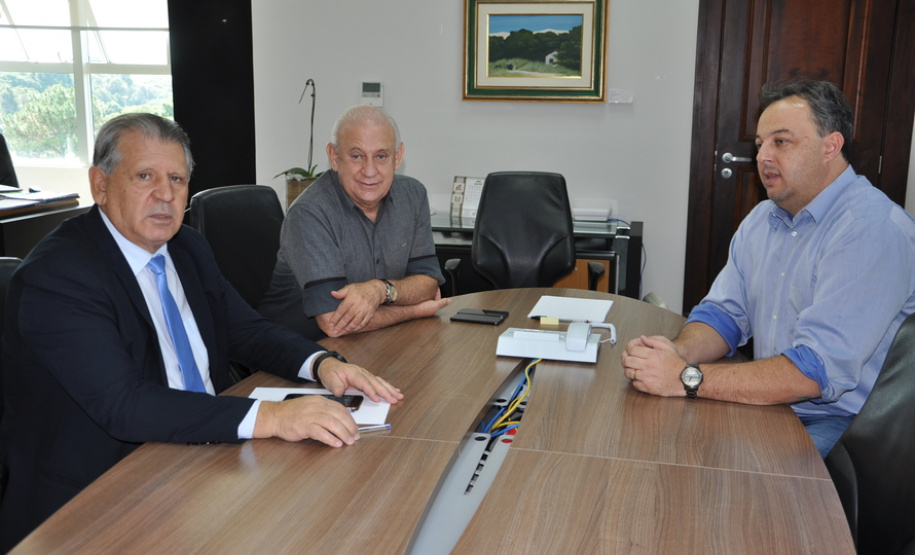 O Governo do Estado vai repassar R$ 5,3 milhões para obras de pavimentação e melhorias urbanas em Campina Grande do Sul, Região Metropolitana de Curitiba. As autorizações para homologação dos processos licitatórios, envolvendo todas as obras, foram entregues pelo chefe da Casa Civil, Dilceu Sperafico, ao prefeito Bihl Elerian Zanetti, nesta quinta-feira (03).Curitiba, 03/05/2018.Foto: Divulgação Casa Civil