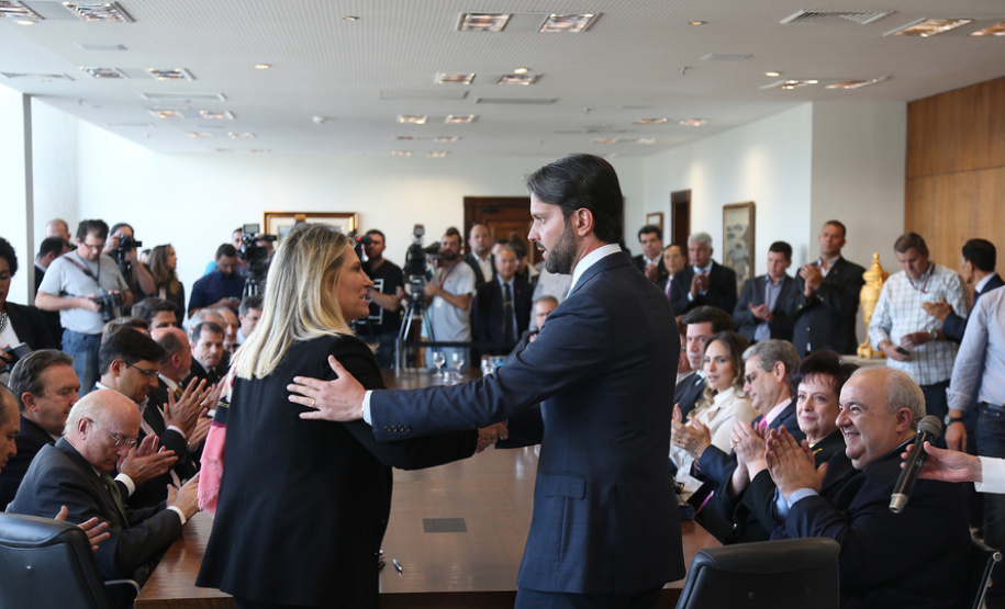 A governadora Cida Borhgetti e o ministro das cidades Alexandre Baldy durante assinatura de liberação de contratos de investimentos de obras em saneamento e infraestrutura urbana para os municípios de Curitiba, Pinhais, Colombo, Piraquara e São José dos Pinhais. - Curtiiba/Pr, 10 de maio de 2018    Foto: Orlando Kissner/ANPr