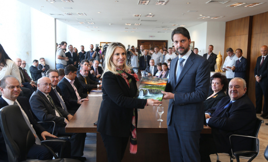 A governadora Cida Borhgetti e o ministro das cidades Alexandre Baldy durante assinatura de liberação de contratos de investimentos de obras em saneamento e infraestrutura urbana para os municípios de Curitiba, Pinhais, Colombo, Piraquara e São José dos Pinhais. - Curtiiba/Pr, 10 de maio de 2018    Foto: Orlando Kissner/ANPr