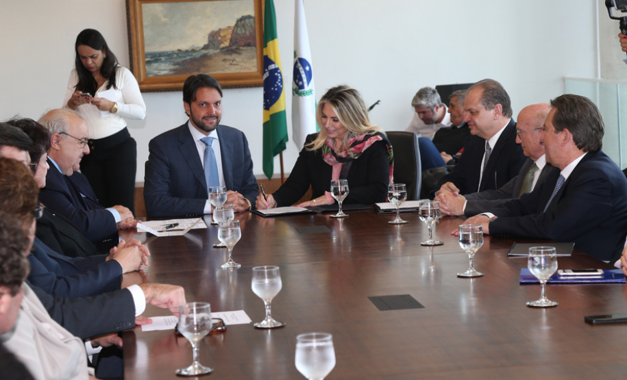 A governadora Cida Borhgetti e o ministro das cidades Alexandre Baldy durante assinatura de liberação de contratos de investimentos de obras em saneamento e infraestrutura urbana para os municípios de Curitiba, Pinhais, Colombo, Piraquara e São José dos Pinhais. - Curtiiba/Pr, 10 de maio de 2018    Foto: Orlando Kissner/ANPr