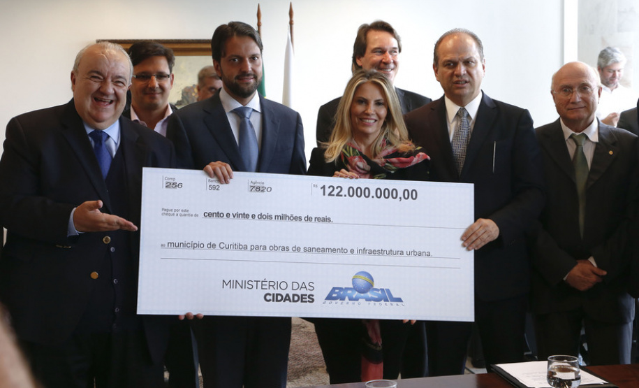 A governadora Cida Borhgetti e o ministro das cidades Alexandre Baldy durante assinatura de liberação de contratos de investimentos de obras em saneamento e infraestrutura urbana para os municípios de Curitiba, Pinhais, Colombo, Piraquara e São José dos Pinhais. - Curtiiba/Pr, 10 de maio de 2018 - Foto Jonas Oliveira/Governadoria