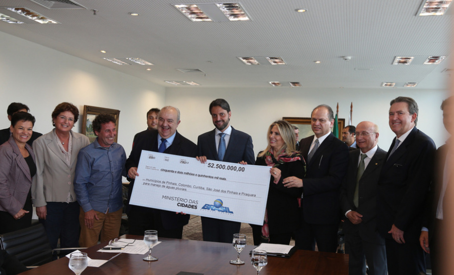 A governadora Cida Borhgetti e o ministro das cidades Alexandre Baldy durante assinatura de liberação de contratos de investimentos de obras em saneamento e infraestrutura urbana para os municípios de Curitiba, Pinhais, Colombo, Piraquara e São José dos Pinhais. - Curtiiba/Pr, 10 de maio de 2018    Foto: Orlando Kissner/ANPr