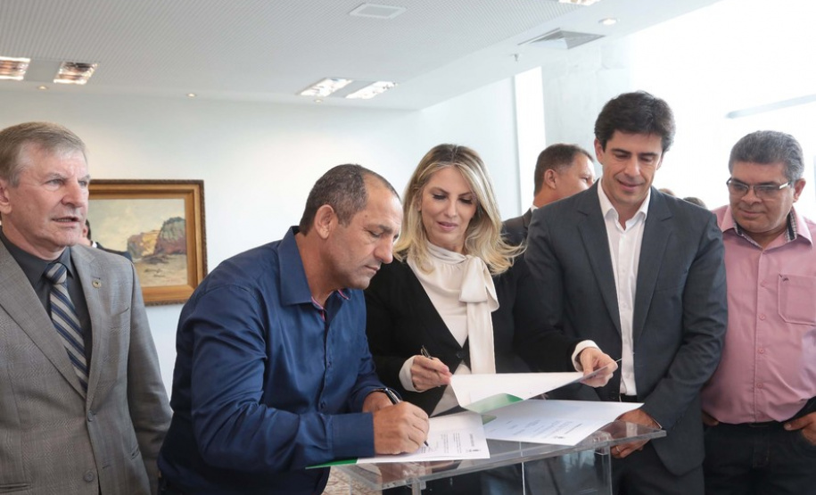 A governadora Cida Borghetti assinou nesta segunda-feira (14), no Palácio Iguaçu, convênios com 34 municípios para autorizar o início dos procedimentos licitatórios para obras de infraestrutura e aquisição de equipamentos. Curitiba,14/05/2018 Foto:Jaelson Lucas / ANPr