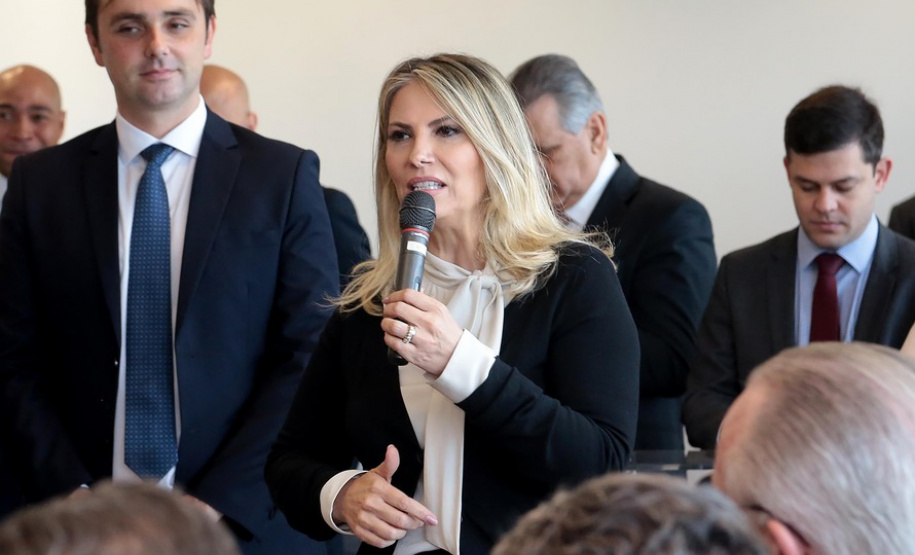 A governadora Cida Borghetti assinou nesta segunda-feira (14), no Palácio Iguaçu, convênios com 34 municípios para autorizar o início dos procedimentos licitatórios para obras de infraestrutura e aquisição de equipamentos. Curitiba,14/05/2018 Foto:Jaelson Lucas / ANPr