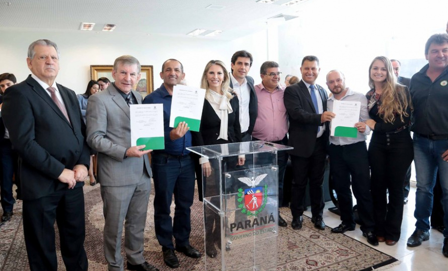 A governadora Cida Borghetti assinou nesta segunda-feira (14), no Palácio Iguaçu, convênios com 34 municípios para autorizar o início dos procedimentos licitatórios para obras de infraestrutura e aquisição de equipamentos. Curitiba,14/05/2018 Foto:Jaelson Lucas / ANPr