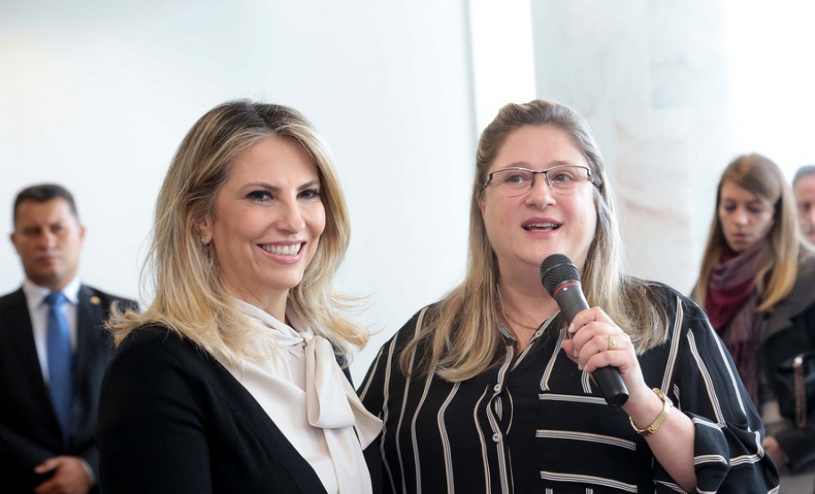 A governadora Cida Borghetti assinou nesta segunda-feira (14), no Palácio Iguaçu, convênios com 34 municípios para autorizar o início dos procedimentos licitatórios para obras de infraestrutura e aquisição de equipamentos. Curitiba,14/05/2018 Foto:Jaelson Lucas / ANPr