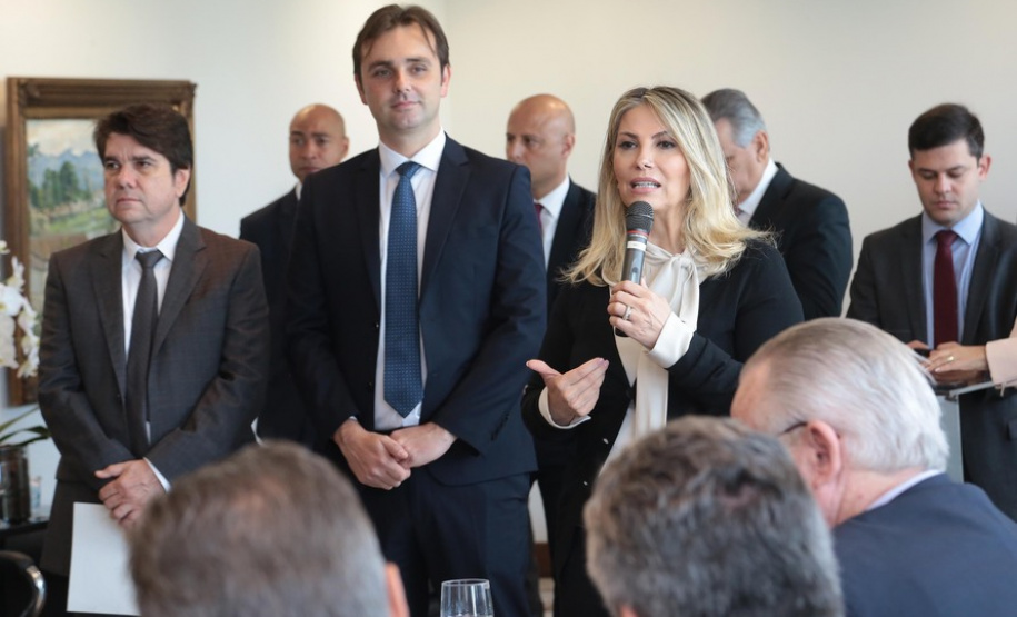 A governadora Cida Borghetti assinou nesta segunda-feira (14), no Palácio Iguaçu, convênios com 34 municípios para autorizar o início dos procedimentos licitatórios para obras de infraestrutura e aquisição de equipamentos. Curitiba,14/05/2018 Foto:Jaelson Lucas / ANPr