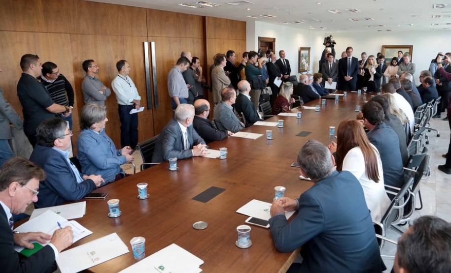 A governadora Cida Borghetti assinou nesta segunda-feira (14), no Palácio Iguaçu, convênios com 34 municípios para autorizar o início dos procedimentos licitatórios para obras de infraestrutura e aquisição de equipamentos. Curitiba,14/05/2018 Foto:Jaelson Lucas / ANPr