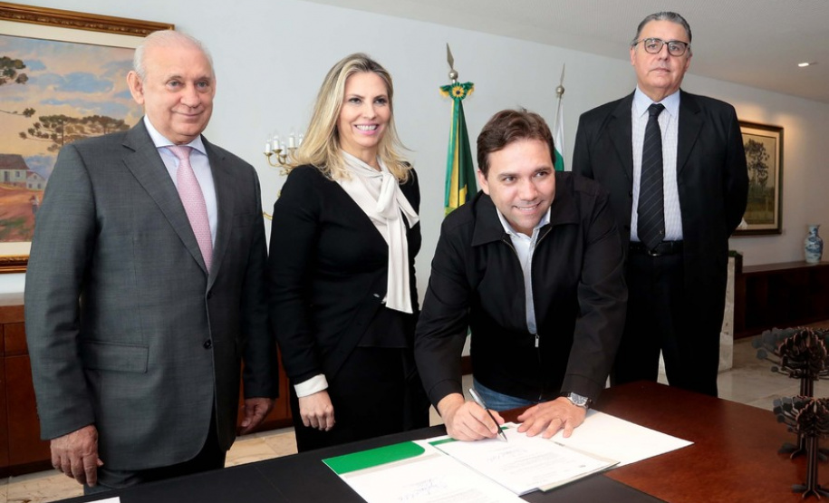 A governadora Cida Borghetti autorizou nesta segunda-feira (14) licitações para obras de infraestrutura em Ibaiti, Francisco Beltrão e Santo Antônio do Sudoeste. São R$ 6,1 milhões para pavimentação de ruas e estrutura de esporte e lazer. Na foto, o prefeito de Ibaiti, Dr. Antonely, assina o convênio.Curitiba, 14/05/2018.Foto: Jaelson Lucas/ANPr