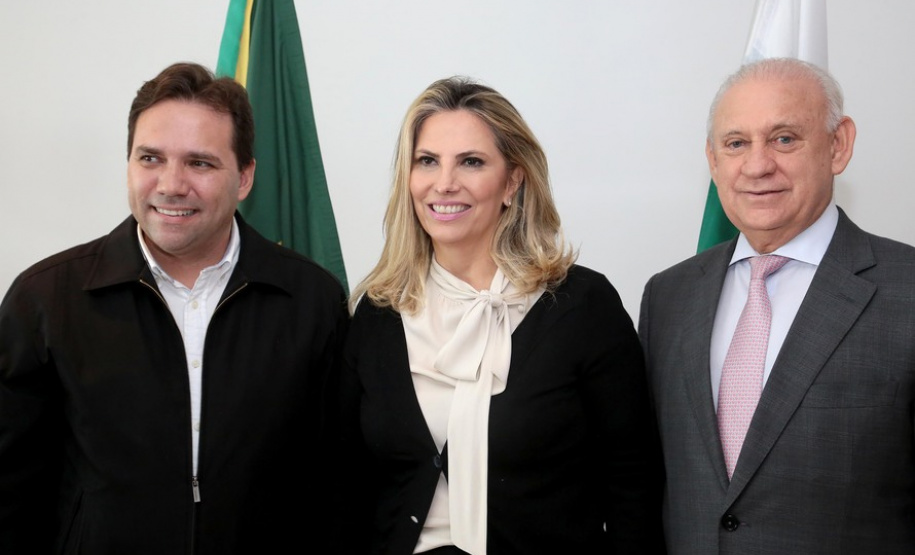 A governadora Cida Borghetti autorizou nesta segunda-feira (14) licitações para obras de infraestrutura em Ibaiti, Francisco Beltrão e Santo Antônio do Sudoeste. São R$ 6,1 milhões para pavimentação de ruas e estrutura de esporte e lazer. Na foto, o prefeito de Ibaiti, Dr. Antonely, assina o convênio.Curitiba, 14/05/2018.Foto: Jaelson Lucas/ANPr