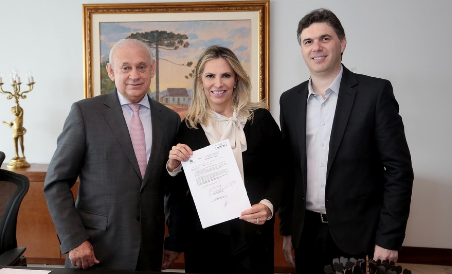 A governadora Cida Borghetti autorizou nesta segunda-feira (14) licitações para obras de infraestrutura em Ibaiti, Francisco Beltrão e Santo Antônio do Sudoeste. São R$ 6,1 milhões para pavimentação de ruas e estrutura de esporte e lazer.Na foto, o prefeito Cleber Fontana, de Francisco Beltrão.Curitiba, 14/05/2018.Foto: Jaelson Lucas/ANPr