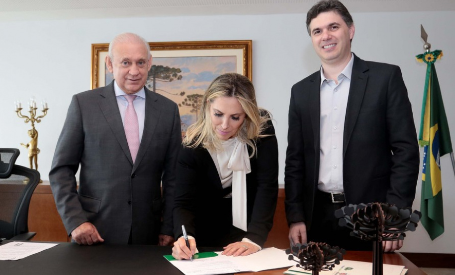 A governadora Cida Borghetti autorizou nesta segunda-feira (14) licitações para obras de infraestrutura em Ibaiti, Francisco Beltrão e Santo Antônio do Sudoeste. São R$ 6,1 milhões para pavimentação de ruas e estrutura de esporte e lazer.Na foto, o prefeito Cleber Fontana, de Francisco Beltrão.Curitiba, 14/05/2018.Foto: Jaelson Lucas/ANPr