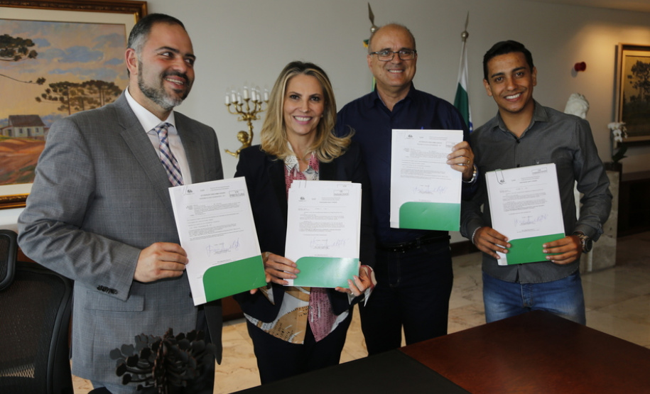 A governadora Cida Borghetti autorizou nesta terça-feira (15) a liberação de recursos que somam mais de R$ 2,6 milhões para os municípios de Prudentópolis, Ubiratã e Marumbi, que serão utilizados para pavimentação, construção de quadra esportiva, compra de veículos e projetos de meio ambiente.  Na foto, o prefeito de Marumbi, Adhemar Rejani. -    Curitiba, 15/05/2018   Foto: Jonas Oliveira/Governadoria