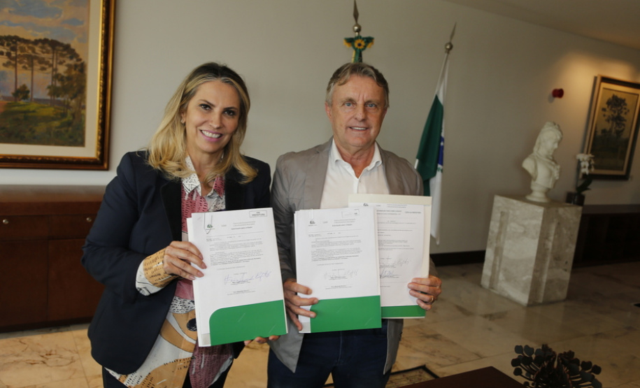 A governadora Cida Borghetti autorizou nesta terça-feira (15) a liberação de recursos que somam mais de R$ 2,6 milhões para os municípios de Prudentópolis, Ubiratã e Marumbi, que serão utilizados para pavimentação, construção de quadra esportiva, compra de veículos e projetos de meio ambiente. Na foto, o prefeito de Prudentópolis, Adelmo Luiz Klosowski.     Curitiba, 15/05/2018   Foto: Jonas Oliveira/Governadoria