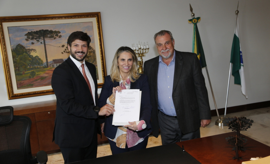 A governadora Cida Borghetti autorizou nesta terça-feira (15) a liberação de recursos que somam mais de R$ 2,6 milhões para os municípios de Prudentópolis, Ubiratã e Marumbi, que serão utilizados para pavimentação, construção de quadra esportiva, compra de veículos e projetos de meio ambiente. Na foto, o prefeito de Ubiratã, Haroldo Fernandes Duarte.    Curitiba, 15/05/2018   Foto: Jonas Oliveira/Governadoria