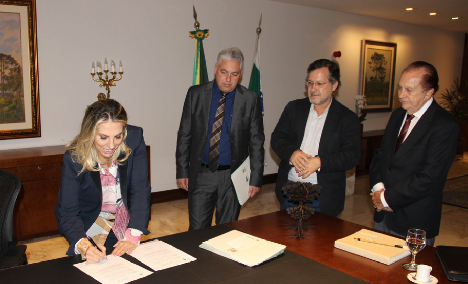 O município de Campo Mourão, no Centro-Oeste do Paraná, vai ampliar a quinta célula do aterro sanitário municipal, um projeto que receberá investimento de R$ 600 mil. A licitação foi autorizada pela governadora Cida Borghetti nesta terça-feira (15), durante reunião com o prefeito Tauillo Tezelli, no Palácio Iguaçu, em Curitiba. O presidente da Coamo, José Aroldo Gallasini, e o deputado estadual Douglas Fabrício também participaram do encontro.Curitiba, 15/05/2018.Foto: AEN