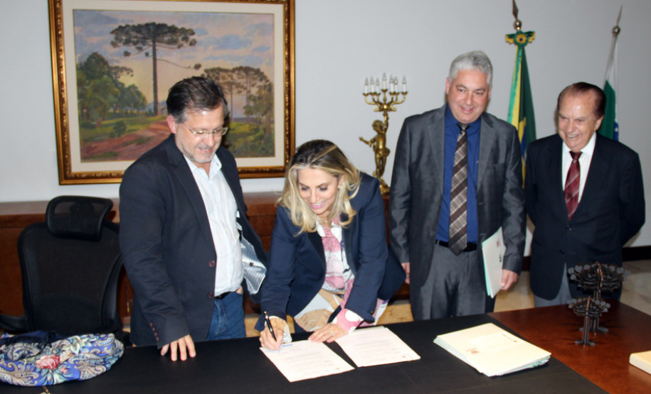 O município de Campo Mourão, no Centro-Oeste do Paraná, vai ampliar a quinta célula do aterro sanitário municipal, um projeto que receberá investimento de R$ 600 mil. A licitação foi autorizada pela governadora Cida Borghetti nesta terça-feira (15), durante reunião com o prefeito Tauillo Tezelli, no Palácio Iguaçu, em Curitiba. O presidente da Coamo, José Aroldo Gallasini, e o deputado estadual Douglas Fabrício também participaram do encontro.Curitiba, 15/05/2018.Foto: AEN