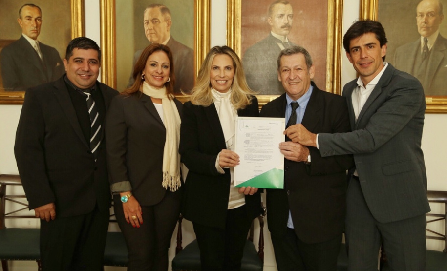 Assis Chateaubriand investe em equipamento hospitalar e asfalto