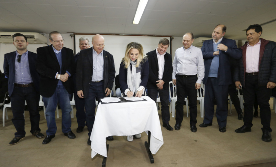 A governadora Cida Borghetti esteve em Umuarama, região noroeste do Paraná, onde assinou convênios para aquisição de veículos para atividades técnicas da secretaria municipal de Agricultura, com a secretaria de Desenvolvimento Urbano/Paraná Cidades, lançou o Diagnóstico Sócio-Econômico do Programa municipal para atração de investimentos no município de Umuarama e empossou a chefe do Ciretran, Silvia Cristina Vendrame e Marcelo Alvarenga Panizzi, como diretor-geral do Detran/Pr