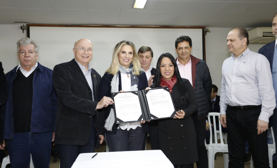 A governadora Cida Borghetti esteve em Umuarama, região noroeste do Paraná, onde assinou convênios para aquisição de veículos para atividades técnicas da secretaria municipal de Agricultura, com a secretaria de Desenvolvimento Urbano/Paraná Cidades, lançou o Diagnóstico Sócio-Econômico do Programa municipal para atração de investimentos no município de Umuarama e empossou a chefe do Ciretran, Silvia Cristina Vendrame e Marcelo Alvarenga Panizzi, como diretor-geral do Detran/Pr