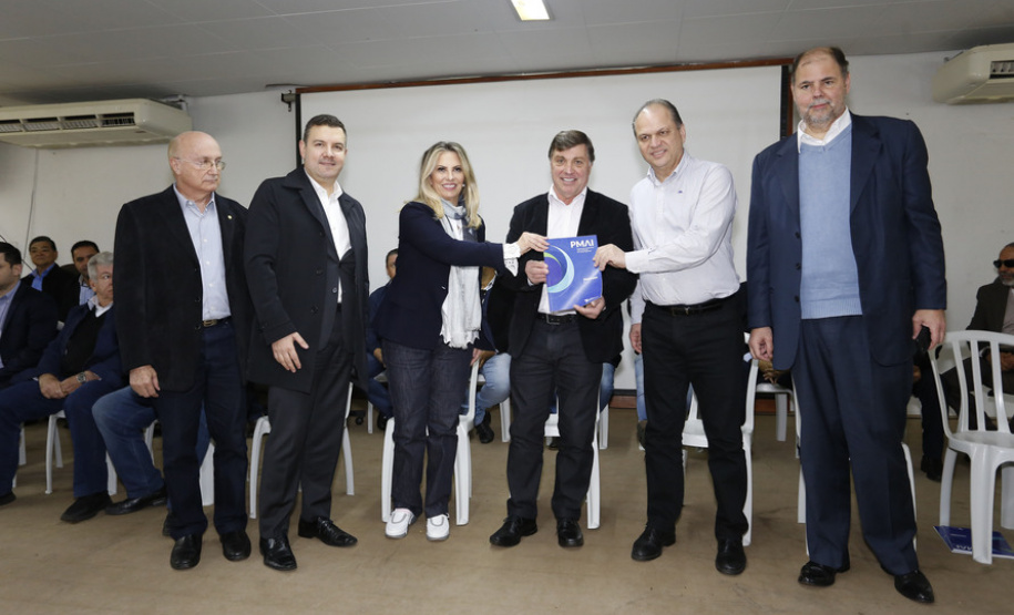 A governadora Cida Borghetti esteve em Umuarama, região noroeste do Paraná, onde assinou convênios para aquisição de veículos para atividades técnicas da secretaria municipal de Agricultura, com a secretaria de Desenvolvimento Urbano/Paraná Cidades, lançou o Diagnóstico Sócio-Econômico do Programa municipal para atração de investimentos no município de Umuarama e empossou a chefe do Ciretran, Silvia Cristina Vendrame e Marcelo Alvarenga Panizzi, como diretor-geral do Detran/Pr