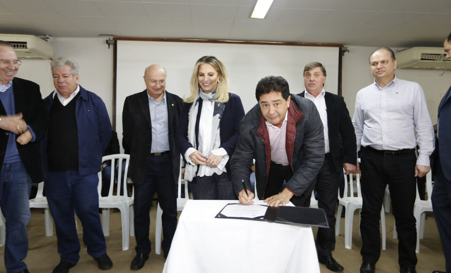 A governadora Cida Borghetti esteve em Umuarama, região noroeste do Paraná, onde assinou convênios para aquisição de veículos para atividades técnicas da secretaria municipal de Agricultura, com a secretaria de Desenvolvimento Urbano/Paraná Cidades, lançou o Diagnóstico Sócio-Econômico do Programa municipal para atração de investimentos no município de Umuarama e empossou a chefe do Ciretran, Silvia Cristina Vendrame e Marcelo Alvarenga Panizzi, como diretor-geral do Detran/Pr