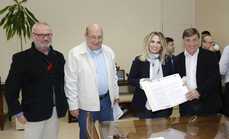 A governadora Cida Borghetti esteve em Umuarama, região noroeste do Paraná, onde assinou convênios para aquisição de veículos para atividades técnicas da secretaria municipal de Agricultura, com a secretaria de Desenvolvimento Urbano/Paraná Cidades, lançou o Diagnóstico Sócio-Econômico do Programa municipal para atração de investimentos no município de Umuarama e empossou a chefe do Ciretran, Silvia Cristina Vendrame e Marcelo Alvarenga Panizzi, como diretor-geral do Detran/Pr