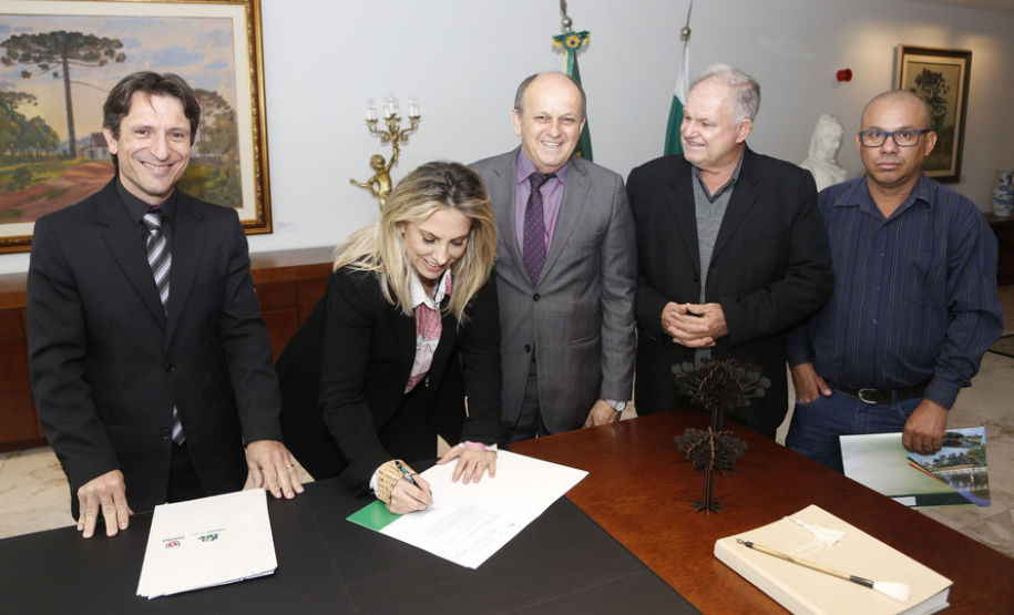 A governadora Cida Borghetti assinou nesta terça-feira (12), no Palácio Iguaçu, mais quatro convênios com o município de Engenheiro Beltrão no valor total de R$ 868 mil, para compra de equipamentos, pavimentação asfáltica, recape, obras de infraestrutura e conclusão de um centro de educação infantil. Os contratos são feitos por meio da Secretaria de Estado do Desenvolvimento Urbano e Paranacidade. - Curitiba/Pr, 12.06.2018 - Foto Jonas Oliveira/Governadoria