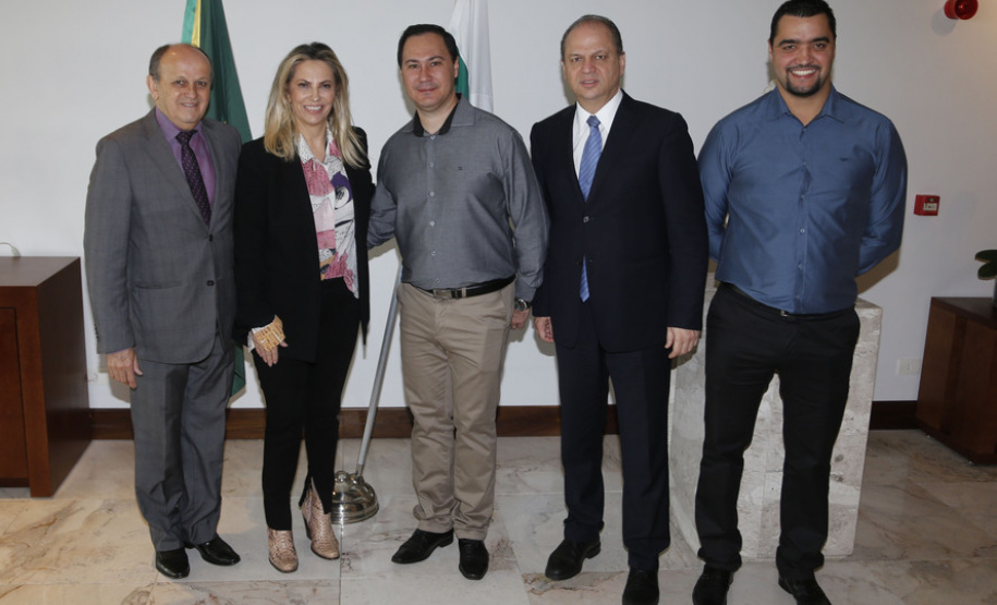 A governadora Cida Borghetti assinou nesta terça-feira (12), no Palácio Iguaçu, mais quatro convênios com o município de Engenheiro Beltrão no valor total de R$ 868 mil, para compra de equipamentos, pavimentação asfáltica, recape, obras de infraestrutura e conclusão de um centro de educação infantil. Os contratos são feitos por meio da Secretaria de Estado do Desenvolvimento Urbano e Paranacidade. - Curitiba/Pr, 12.06.2018 - Foto Jonas Oliveira/Governadoria