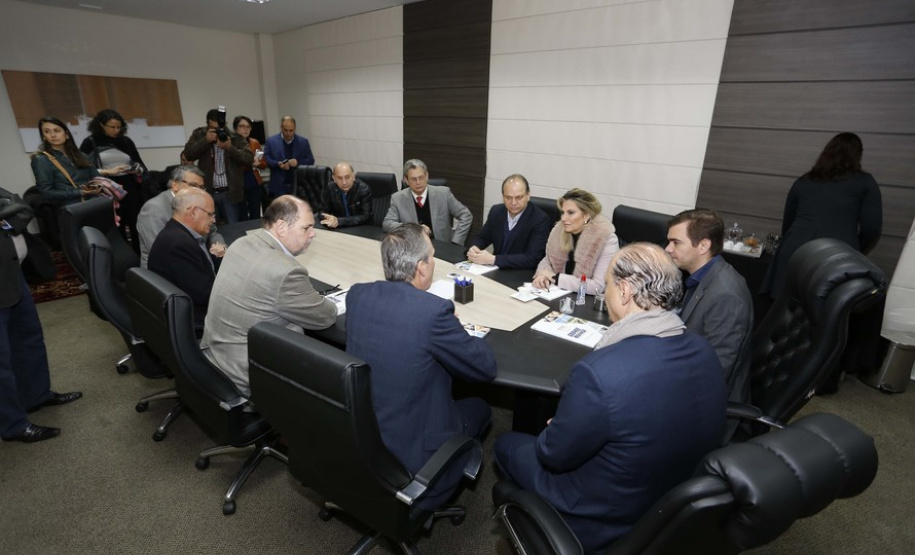 A governadora Cida Borghetti participou nesta sexta-feira (15), em Maringá, do Fórum Empresarial Metrópole Norte, e ressaltou a importância da organização das regiões para o crescimento ordenado do Estado. Participaram: diretor para o Brasil do Banco Mundial, Martin Raiser, presidente da ACIM, Michel Felippe Soares; secretário de Saúde, Antônio Carlos Nardi; o deputado, Evandro Junior, entre outros.Maringá, 15-06-18.Foto: Arnaldo Alves / ANPr.