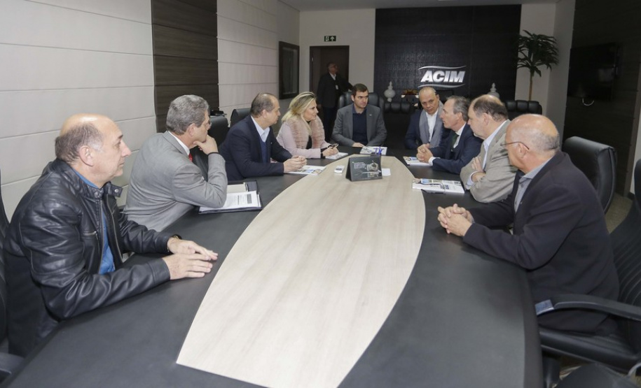 A governadora Cida Borghetti participou nesta sexta-feira (15), em Maringá, do Fórum Empresarial Metrópole Norte, e ressaltou a importância da organização das regiões para o crescimento ordenado do Estado. Participaram: diretor para o Brasil do Banco Mundial, Martin Raiser, presidente da ACIM, Michel Felippe Soares; secretário de Saúde, Antônio Carlos Nardi; o deputado, Evandro Junior, entre outros.Maringá, 15-06-18.Foto: Arnaldo Alves / ANPr.