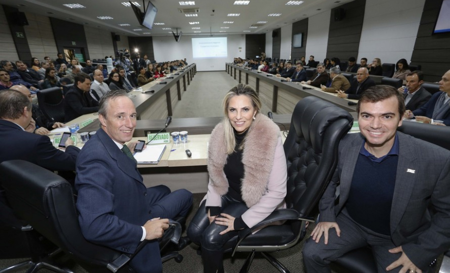 A governadora Cida Borghetti participou nesta sexta-feira (15), em Maringá, do Fórum Empresarial Metrópole Norte, e ressaltou a importância da organização das regiões para o crescimento ordenado do Estado. Participaram: diretor para o Brasil do Banco Mundial, Martin Raiser, presidente da ACIM, Michel Felippe Soares; secretário de Saúde, Antônio Carlos Nardi; o deputado, Evandro Junior, entre outros.Maringá, 15-06-18.Foto: Arnaldo Alves / ANPr.