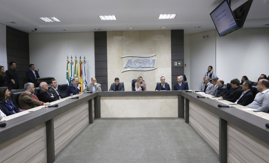 A governadora Cida Borghetti participou nesta sexta-feira (15), em Maringá, do Fórum Empresarial Metrópole Norte, e ressaltou a importância da organização das regiões para o crescimento ordenado do Estado. Participaram: diretor para o Brasil do Banco Mundial, Martin Raiser, presidente da ACIM, Michel Felippe Soares; secretário de Saúde, Antônio Carlos Nardi; o deputado, Evandro Junior, entre outros.Maringá, 15-06-18.Foto: Arnaldo Alves / ANPr.