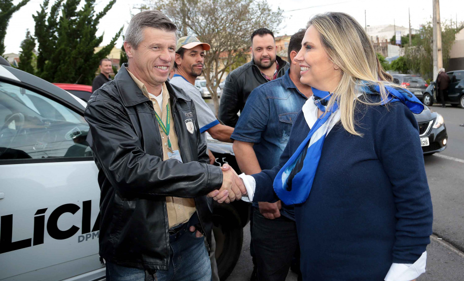 A governadora Cida Borghetti esteve nesta quinta-feira (21) em Quatro Barras, na Região Metropolitana de Curitiba, para autorizar a licitação para recape asfáltico no bairro Borda do Campo. Também foram entregues duas retroescavadeiras adquiridas pelo município com financiamento do Estado, no valor de R$ 357 mil, além de um veículo adaptado para o transporte de pacientes.Quatro Barras, 21/06/2018.   Foto: Jaelson Lucas/ANPr