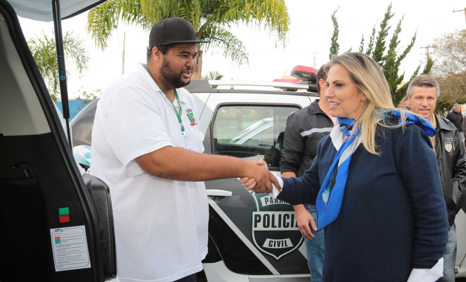 A governadora Cida Borghetti esteve nesta quinta-feira (21) em Quatro Barras, na Região Metropolitana de Curitiba, para autorizar a licitação para recape asfáltico no bairro Borda do Campo. Também foram entregues duas retroescavadeiras adquiridas pelo município com financiamento do Estado, no valor de R$ 357 mil, além de um veículo adaptado para o transporte de pacientes.Quatro Barras, 21/06/2018.   Foto: Jaelson Lucas/ANPr