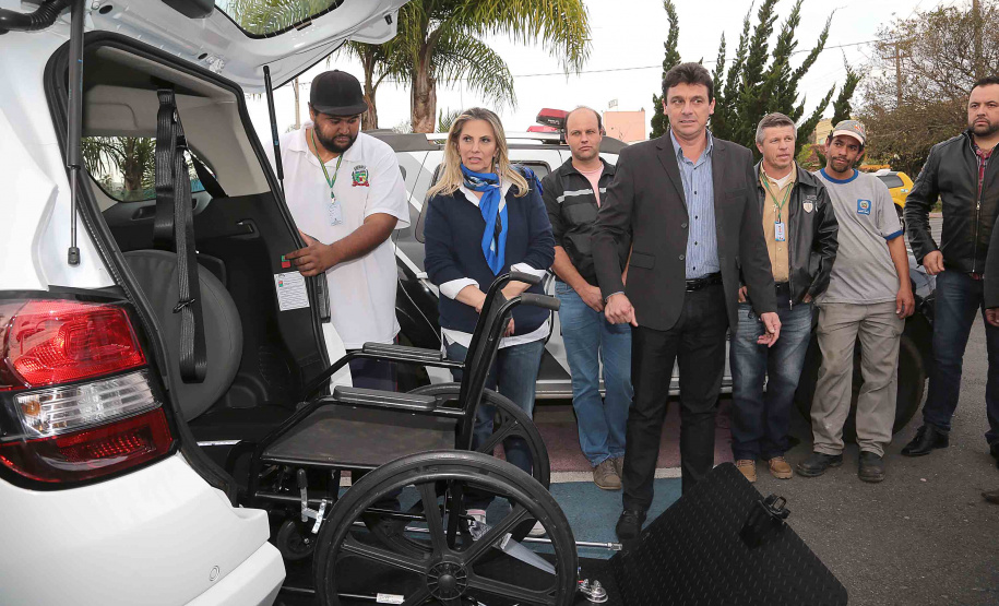 A governadora Cida Borghetti esteve nesta quinta-feira (21) em Quatro Barras, na Região Metropolitana de Curitiba, para autorizar a licitação para recape asfáltico no bairro Borda do Campo. Também foram entregues duas retroescavadeiras adquiridas pelo município com financiamento do Estado, no valor de R$ 357 mil, além de um veículo adaptado para o transporte de pacientes.Quatro Barras, 21/06/2018.   Foto: Jaelson Lucas/ANPr