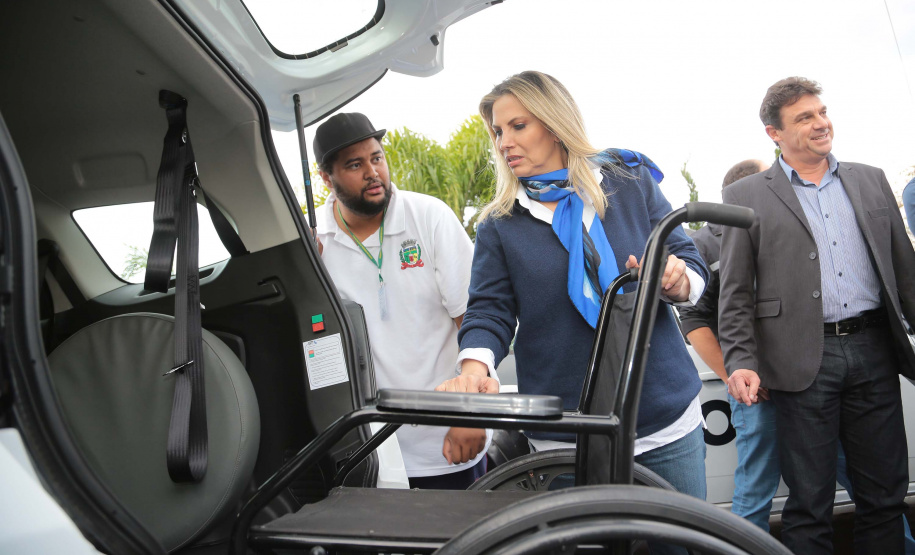 A governadora Cida Borghetti esteve nesta quinta-feira (21) em Quatro Barras, na Região Metropolitana de Curitiba, para autorizar a licitação para recape asfáltico no bairro Borda do Campo. Também foram entregues duas retroescavadeiras adquiridas pelo município com financiamento do Estado, no valor de R$ 357 mil, além de um veículo adaptado para o transporte de pacientes.Quatro Barras, 21/06/2018.   Foto: Jaelson Lucas/ANPr