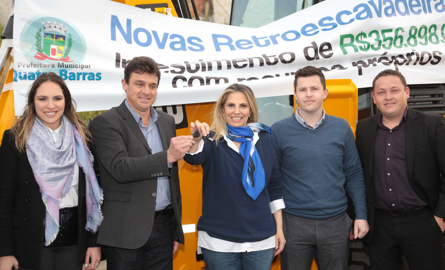 A governadora Cida Borghetti esteve nesta quinta-feira (21) em Quatro Barras, na Região Metropolitana de Curitiba, para autorizar a licitação para recape asfáltico no bairro Borda do Campo. Também foram entregues duas retroescavadeiras adquiridas pelo município com financiamento do Estado, no valor de R$ 357 mil, além de um veículo adaptado para o transporte de pacientes.Quatro Barras, 21/06/2018.   Foto: Jaelson Lucas/ANPr
