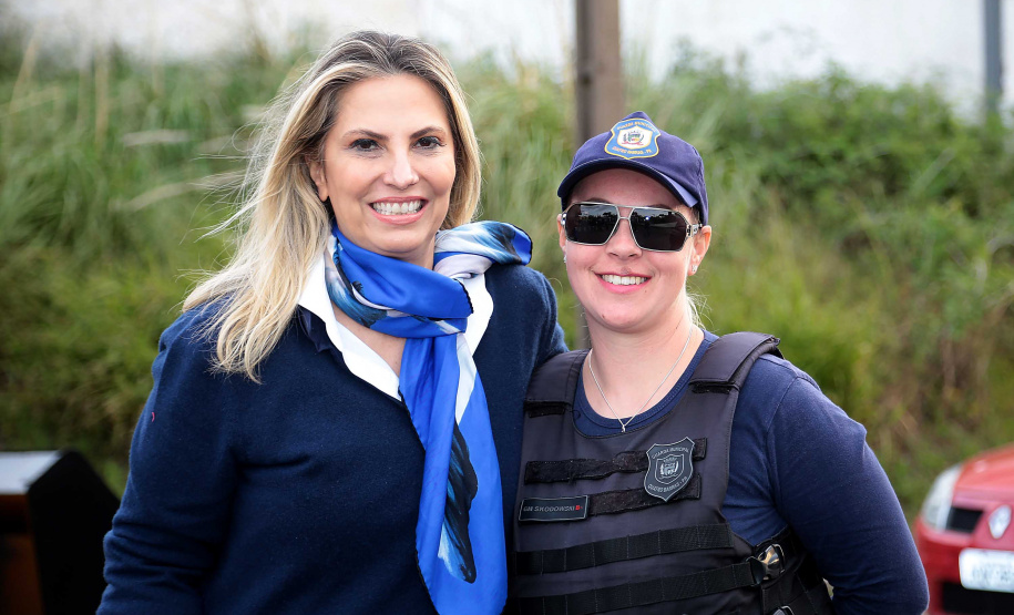 A governadora Cida Borghetti esteve nesta quinta-feira (21) em Quatro Barras, na Região Metropolitana de Curitiba, para autorizar a licitação para recape asfáltico no bairro Borda do Campo. Também foram entregues duas retroescavadeiras adquiridas pelo município com financiamento do Estado, no valor de R$ 357 mil, além de um veículo adaptado para o transporte de pacientes.Quatro Barras, 21/06/2018.   Foto: Jaelson Lucas/ANPr
