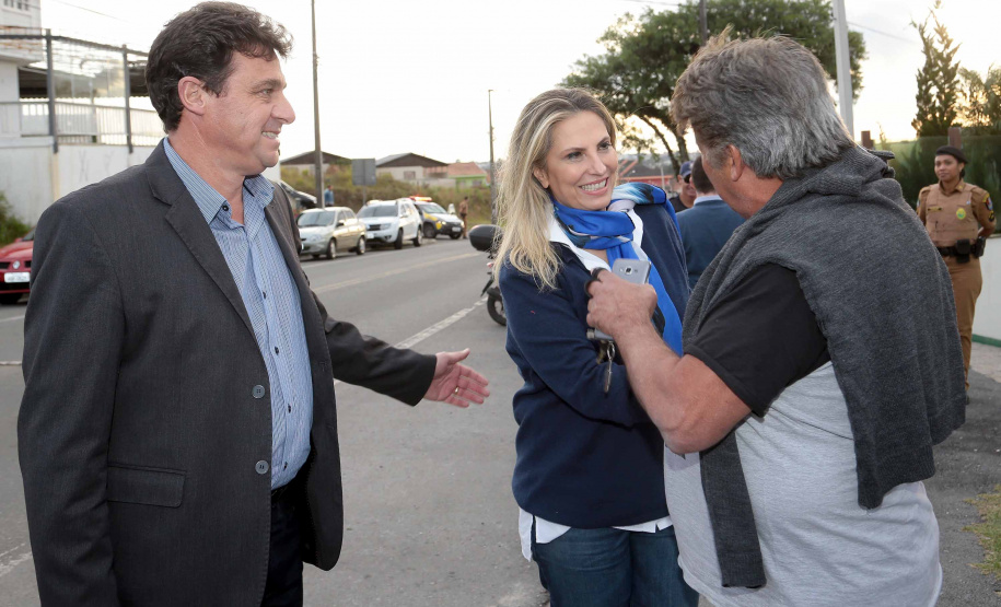 A governadora Cida Borghetti esteve nesta quinta-feira (21) em Quatro Barras, na Região Metropolitana de Curitiba, para autorizar a licitação para recape asfáltico no bairro Borda do Campo. Também foram entregues duas retroescavadeiras adquiridas pelo município com financiamento do Estado, no valor de R$ 357 mil, além de um veículo adaptado para o transporte de pacientes.Quatro Barras, 21/06/2018.   Foto: Jaelson Lucas/ANPr