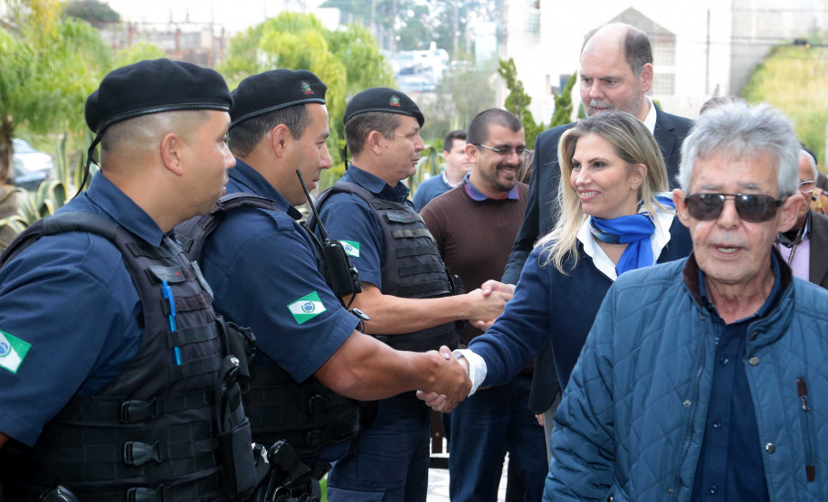 A governadora Cida Borghetti esteve nesta quinta-feira (21) em Quatro Barras, na Região Metropolitana de Curitiba, para autorizar a licitação para recape asfáltico no bairro Borda do Campo. Também foram entregues duas retroescavadeiras adquiridas pelo município com financiamento do Estado, no valor de R$ 357 mil, além de um veículo adaptado para o transporte de pacientes.Quatro Barras, 21/06/2018.   Foto: Jaelson Lucas/ANPr