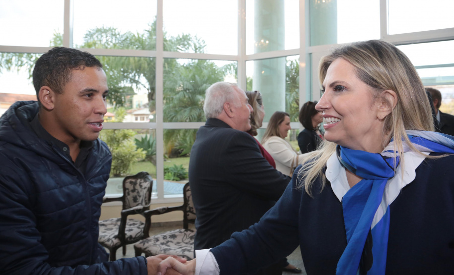 A governadora Cida Borghetti esteve nesta quinta-feira (21) em Quatro Barras, na Região Metropolitana de Curitiba, para autorizar a licitação para recape asfáltico no bairro Borda do Campo. Também foram entregues duas retroescavadeiras adquiridas pelo município com financiamento do Estado, no valor de R$ 357 mil, além de um veículo adaptado para o transporte de pacientes.Quatro Barras, 21/06/2018.   Foto: Jaelson Lucas/ANPr