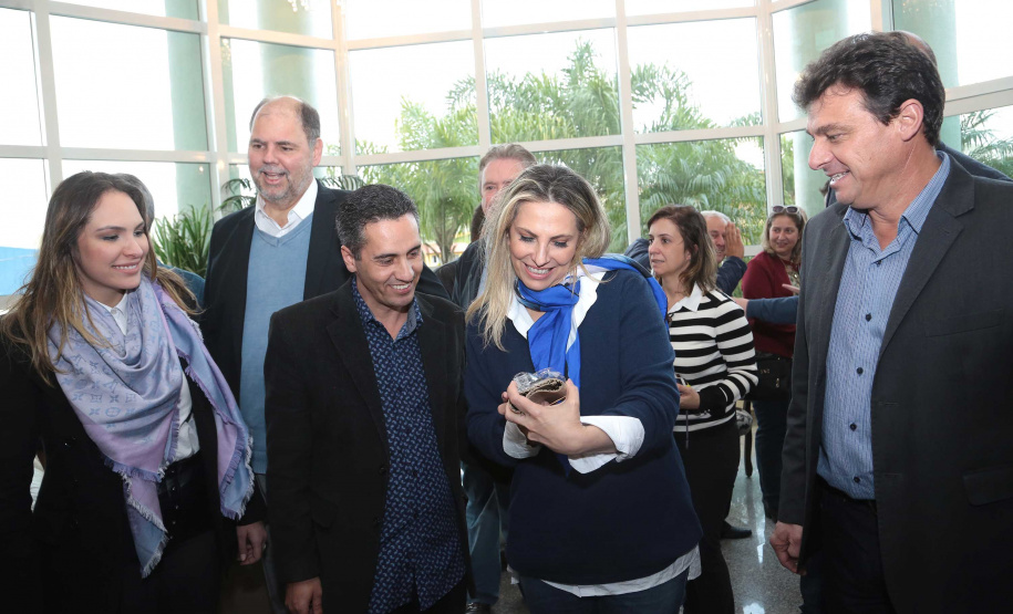 A governadora Cida Borghetti esteve nesta quinta-feira (21) em Quatro Barras, na Região Metropolitana de Curitiba, para autorizar a licitação para recape asfáltico no bairro Borda do Campo. Também foram entregues duas retroescavadeiras adquiridas pelo município com financiamento do Estado, no valor de R$ 357 mil, além de um veículo adaptado para o transporte de pacientes.Quatro Barras, 21/06/2018.   Foto: Jaelson Lucas/ANPr