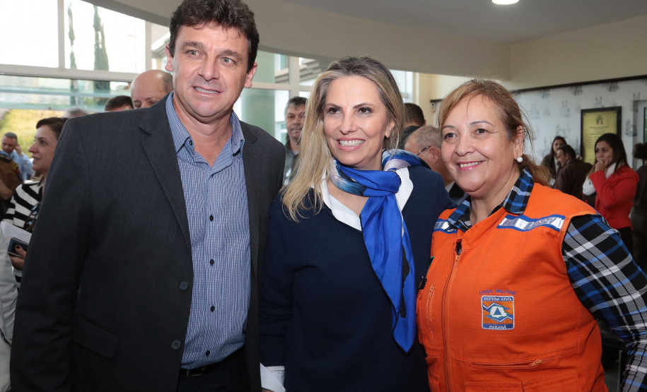 A governadora Cida Borghetti esteve nesta quinta-feira (21) em Quatro Barras, na Região Metropolitana de Curitiba, para autorizar a licitação para recape asfáltico no bairro Borda do Campo. Também foram entregues duas retroescavadeiras adquiridas pelo município com financiamento do Estado, no valor de R$ 357 mil, além de um veículo adaptado para o transporte de pacientes.Quatro Barras, 21/06/2018.   Foto: Jaelson Lucas/ANPr