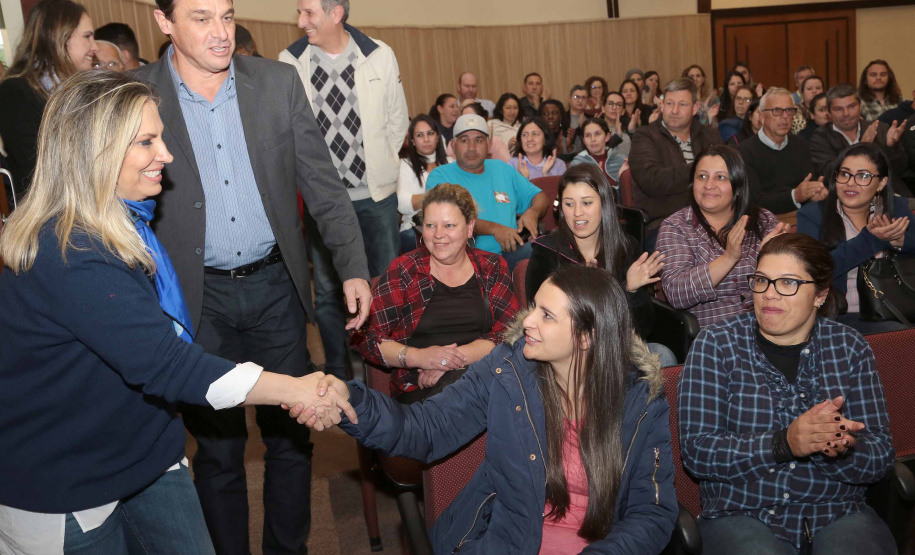 A governadora Cida Borghetti esteve nesta quinta-feira (21) em Quatro Barras, na Região Metropolitana de Curitiba, para autorizar a licitação para recape asfáltico no bairro Borda do Campo. Também foram entregues duas retroescavadeiras adquiridas pelo município com financiamento do Estado, no valor de R$ 357 mil, além de um veículo adaptado para o transporte de pacientes.Quatro Barras, 21/06/2018.   Foto: Jaelson Lucas/ANPr