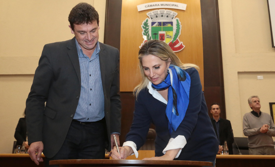 A governadora Cida Borghetti esteve nesta quinta-feira (21) em Quatro Barras, na Região Metropolitana de Curitiba, para autorizar a licitação para recape asfáltico no bairro Borda do Campo. Também foram entregues duas retroescavadeiras adquiridas pelo município com financiamento do Estado, no valor de R$ 357 mil, além de um veículo adaptado para o transporte de pacientes.Quatro Barras, 21/06/2018.   Foto: Jaelson Lucas/ANPr