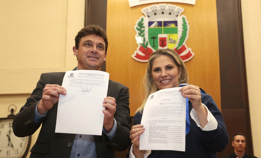 A governadora Cida Borghetti esteve nesta quinta-feira (21) em Quatro Barras, na Região Metropolitana de Curitiba, para autorizar a licitação para recape asfáltico no bairro Borda do Campo. Também foram entregues duas retroescavadeiras adquiridas pelo município com financiamento do Estado, no valor de R$ 357 mil, além de um veículo adaptado para o transporte de pacientes.Quatro Barras, 21/06/2018.   Foto: Jaelson Lucas/ANPr