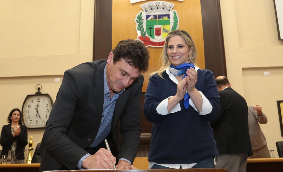 A governadora Cida Borghetti esteve nesta quinta-feira (21) em Quatro Barras, na Região Metropolitana de Curitiba, para autorizar a licitação para recape asfáltico no bairro Borda do Campo. Também foram entregues duas retroescavadeiras adquiridas pelo município com financiamento do Estado, no valor de R$ 357 mil, além de um veículo adaptado para o transporte de pacientes.Quatro Barras, 21/06/2018.   Foto: Jaelson Lucas/ANPr